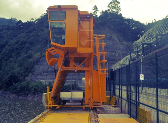 Máquina limpia rejas en toma de agua