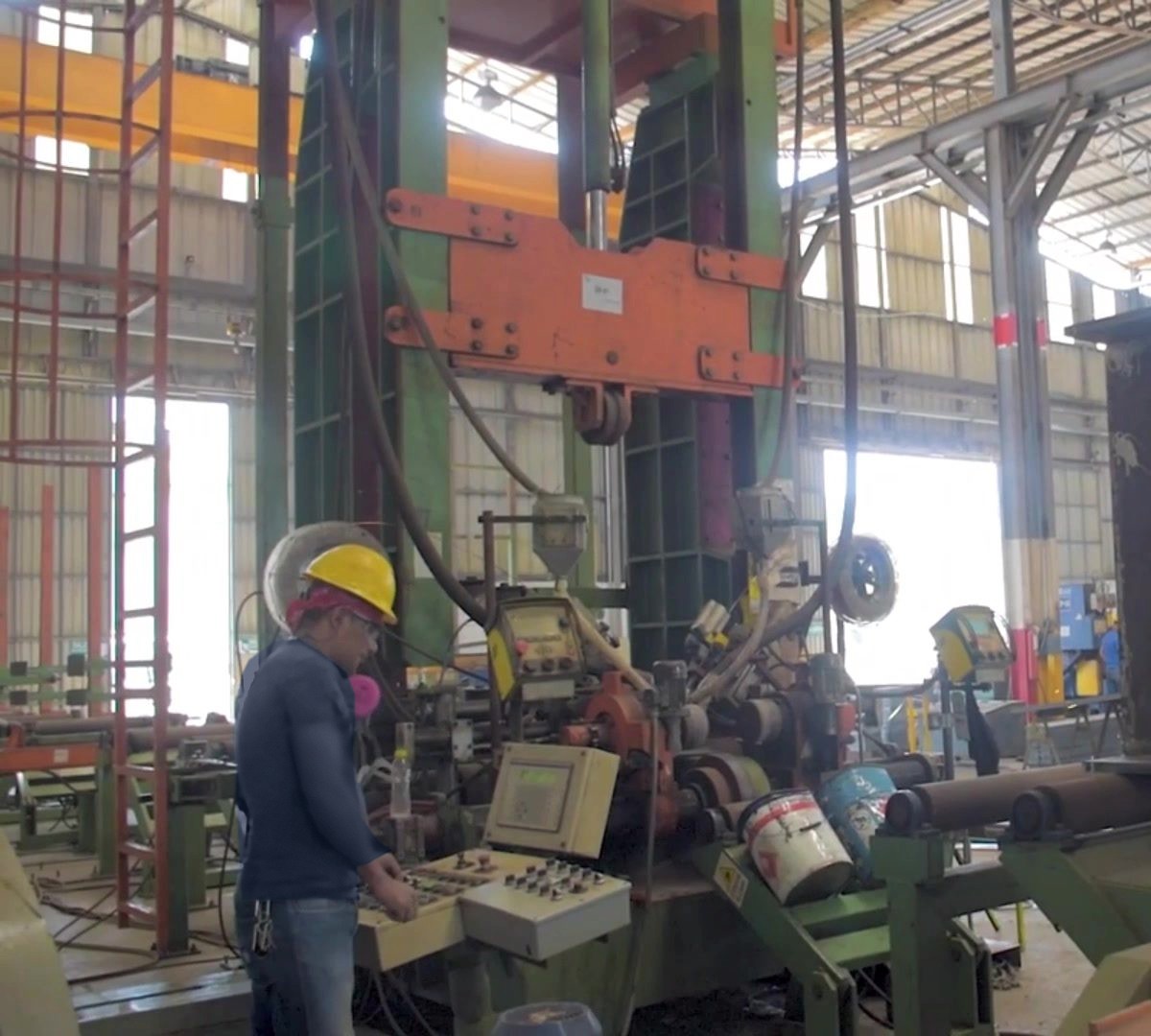 Operador en la máquina para fabricación de vigas