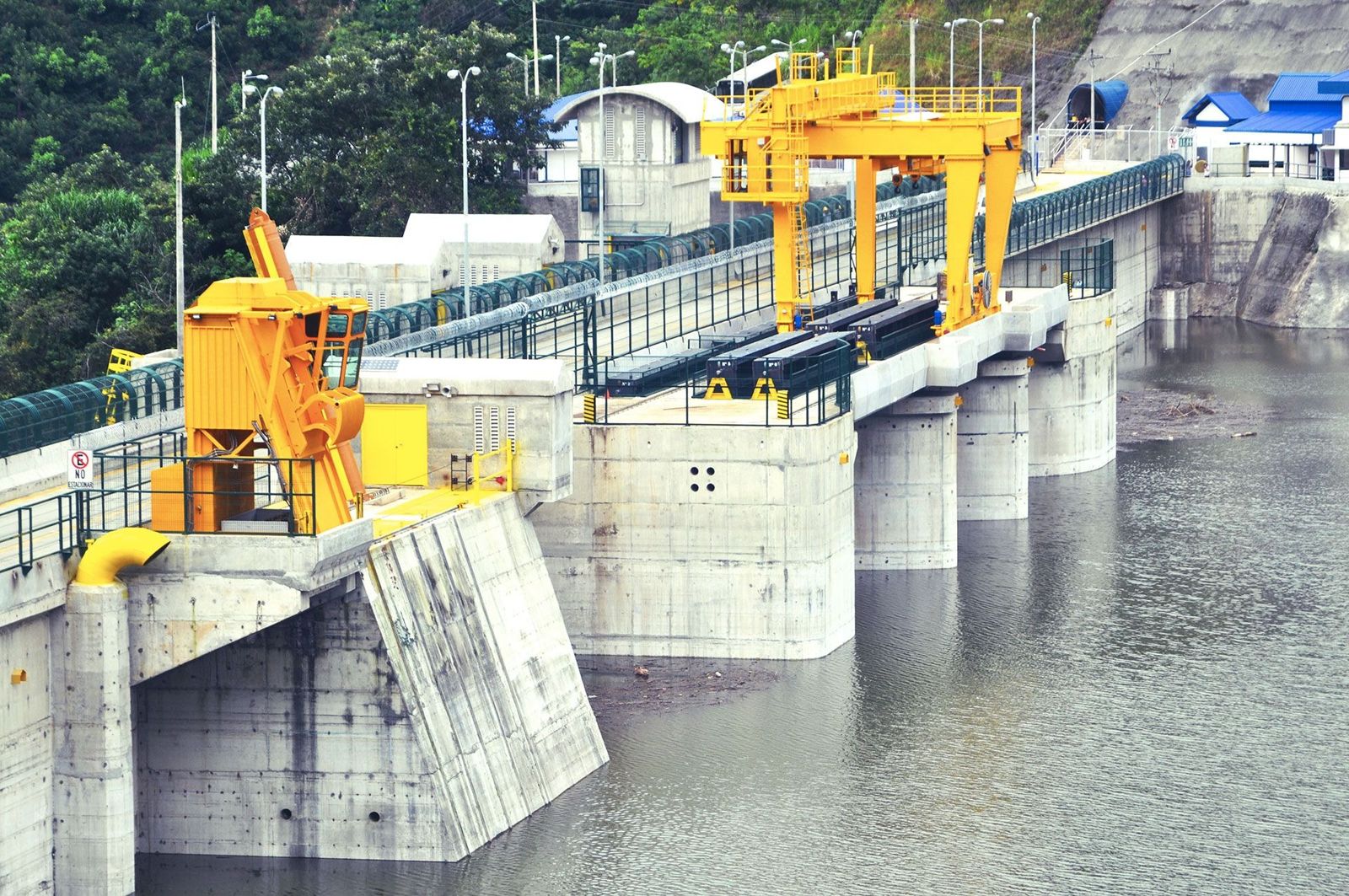 Grúas pórtico amarillas sobre la presa de Pirris